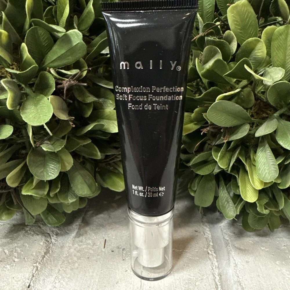 Mally Complexion Perfection Soft Focus Foundation Light 1.0 oz New